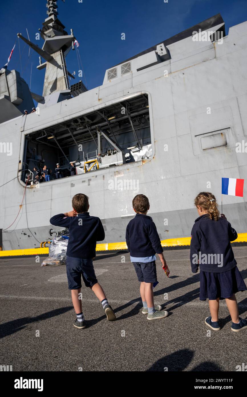 Toulon, Frankreich. April 2024. Kinder warten auf ihre Seeleute an Bord der Multimission Fregatte mit erweiterten Fähigkeiten (FREMM-da) Elsass in Toulon. Die französische Fregatte Elsass kehrte nach einer dreimonatigen Mission im Roten Meer und im Indischen Ozean in ihren Heimathafen Toulon zurück, um Handelsschiffe gegen Angriffe von Houti-Rebellen zu verteidigen.FREMM-da (Credit Image: © Laurent Coust/SOPA images via ZUMA Press Wire) NUR REDAKTIONELLE VERWENDUNG! Nicht für kommerzielle ZWECKE! Stockfoto