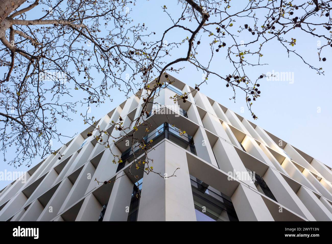 Das Äußere von 150 Holborn zeigt das Muster der Verkleidung. 150 Holborn, Holborn, Vereinigtes Königreich. Architekt: Perkins & Will, 2023. Stockfoto