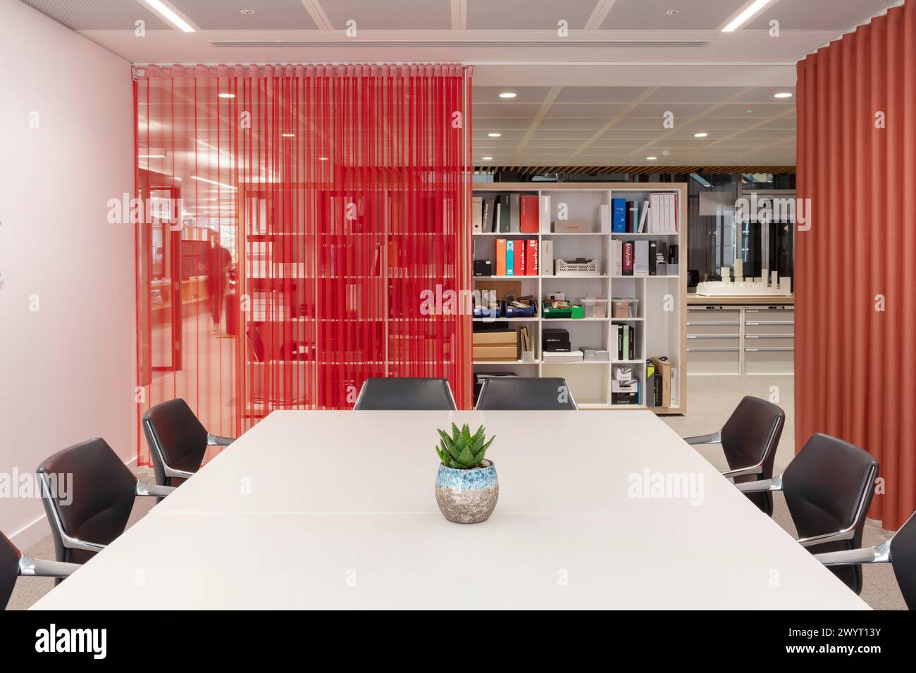 Tagungsraum mit Farbteilung und Blick auf eine Bibliothek. 150 Holborn, Holborn, Vereinigtes Königreich. Architekt: Perkins & Will, 2023. Stockfoto