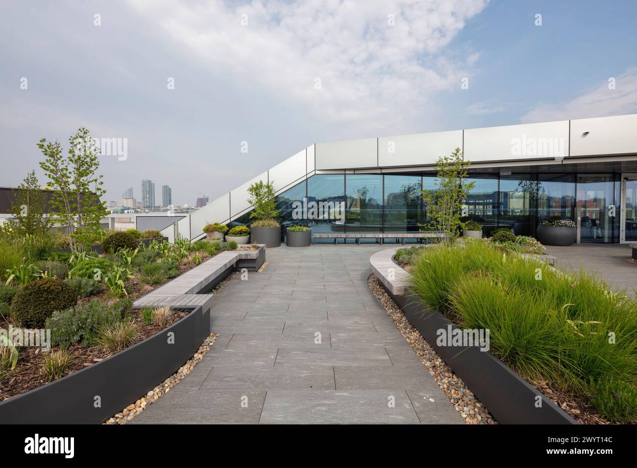 Dachgärten mit Stahldach. 150 Holborn, Holborn, Vereinigtes Königreich. Architekt: Perkins & Will, 2023. Stockfoto