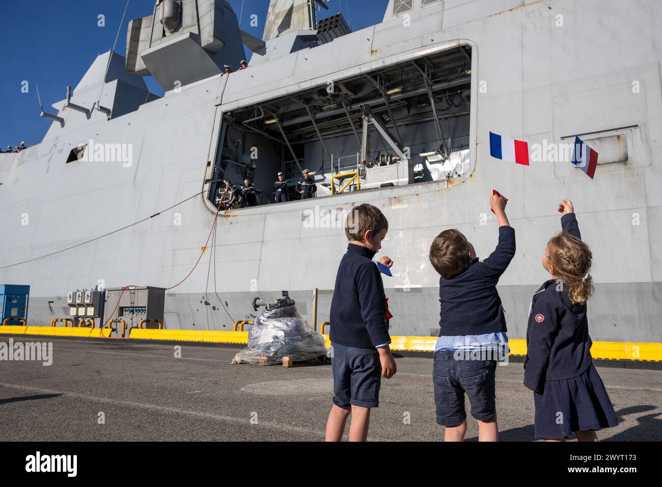 Toulon, Frankreich. April 2024. Kinder warten auf ihre Seeleute an Bord der Multimission Fregatte mit erweiterten Fähigkeiten (FREMM-da) Elsass in Toulon. Die französische Fregatte Elsass kehrte nach einer dreimonatigen Mission im Roten Meer und im Indischen Ozean in ihren Heimathafen Toulon zurück, um Handelsschiffe gegen Angriffe von Houti-Rebellen zu verteidigen.FREMM-da (Credit Image: © Laurent Coust/SOPA images via ZUMA Press Wire) NUR REDAKTIONELLE VERWENDUNG! Nicht für kommerzielle ZWECKE! Stockfoto