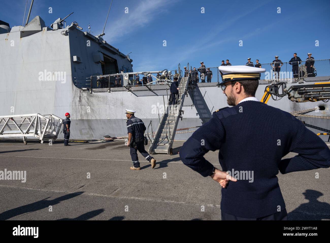 Toulon, Frankreich. April 2024. Andocken der Multimission-Fregatte mit erweiterten Fähigkeiten (FREMM-da) Elsass in Toulon. Die französische Fregatte Elsass kehrte nach einer dreimonatigen Mission im Roten Meer und im Indischen Ozean in ihren Heimathafen Toulon zurück, um Handelsschiffe gegen Angriffe von Houti-Rebellen zu verteidigen.FREMM-da (Credit Image: © Laurent Coust/SOPA images via ZUMA Press Wire) NUR REDAKTIONELLE VERWENDUNG! Nicht für kommerzielle ZWECKE! Stockfoto