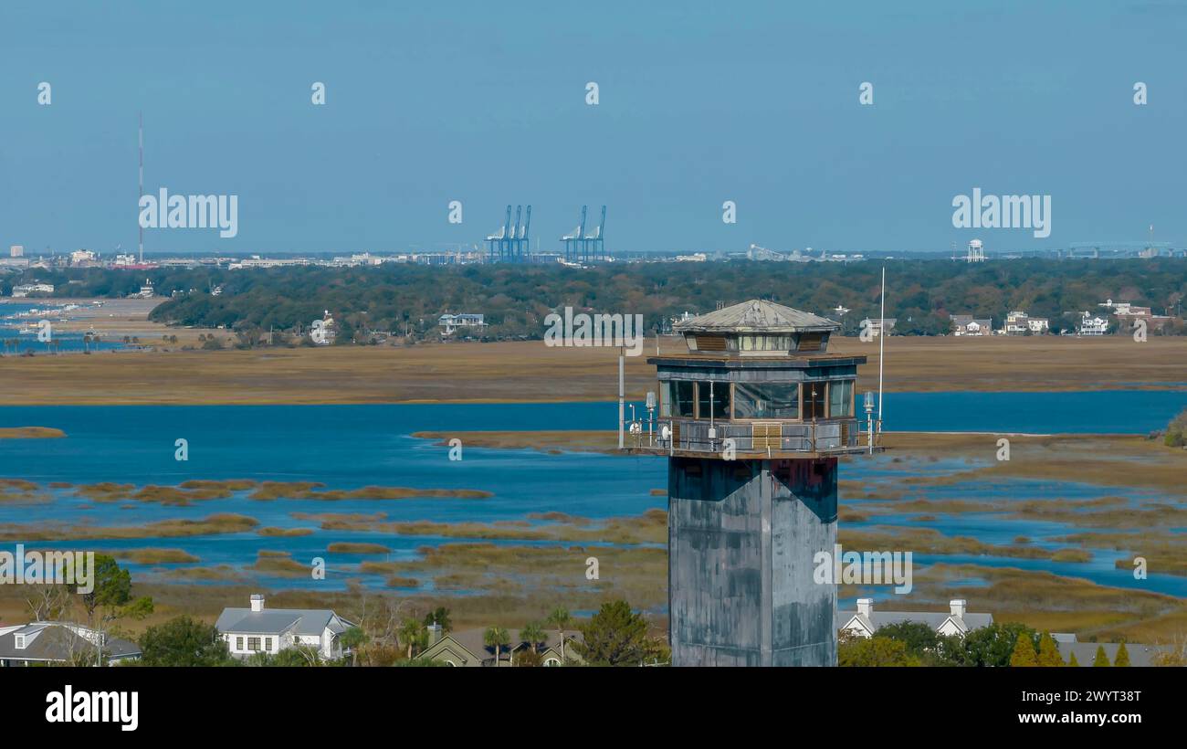 Charleston, SC, USA. November 2023. Luftaufnahme des Charleston Light Lighthouse auf Sullivans Island, South Carolina (Foto: © Walter G Arce SR Grindstone Medi/ASP) NUR ZUR REDAKTIONELLEN VERWENDUNG! Nicht für kommerzielle ZWECKE! Stockfoto
