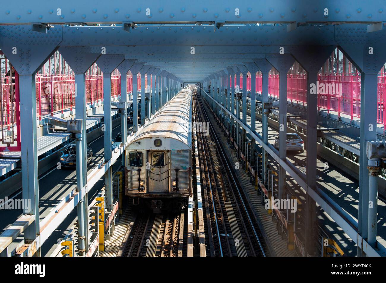 Die Williamsburg Bridge MTA U-Bahn fährt auf seiner Strecke auf der Williamsburg Bridge. Manhattan in Richtung Brooklyn. New York City, New York, USA. New York City Williamsburg Bridge New York United Statges of America Copyright: XGuidoxKoppesxPhotox Stockfoto