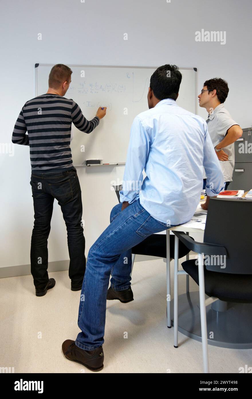 Office, Materials Physics Center ist ein gemeinsames Zentrum des spanischen Wissenschaftlichen Forschungsrates CSIC und der Universität des Baskenlandes UPV/EHU. Seine Forschungstätigkeit konzentriert sich hauptsächlich auf grundlegende Aspekte der Materialwissenschaft. Die wissenschaftliche Tätigkeit in den Labors und Versuchseinrichtungen des CFM befasst sich mit der Morphologie und elektronischen Eigenschaften von nanostrukturierten Materialien, Polymeren und weichen Stoffen sowie photonischen Materialien. Darüber hinaus widmet sich ein wichtiger Teil der wissenschaftlichen Forschung im CFM der Theorie und Simulation von Materialeigenschaften im mikroskopischen und mes Stockfoto