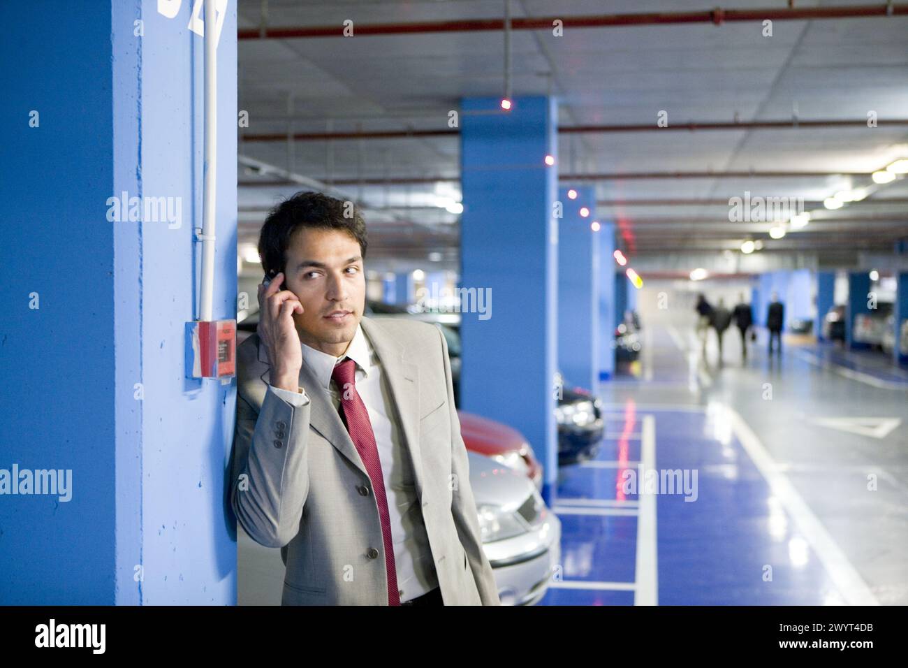 Geschäftsmann mit Handy. Parkplatz. Stockfoto