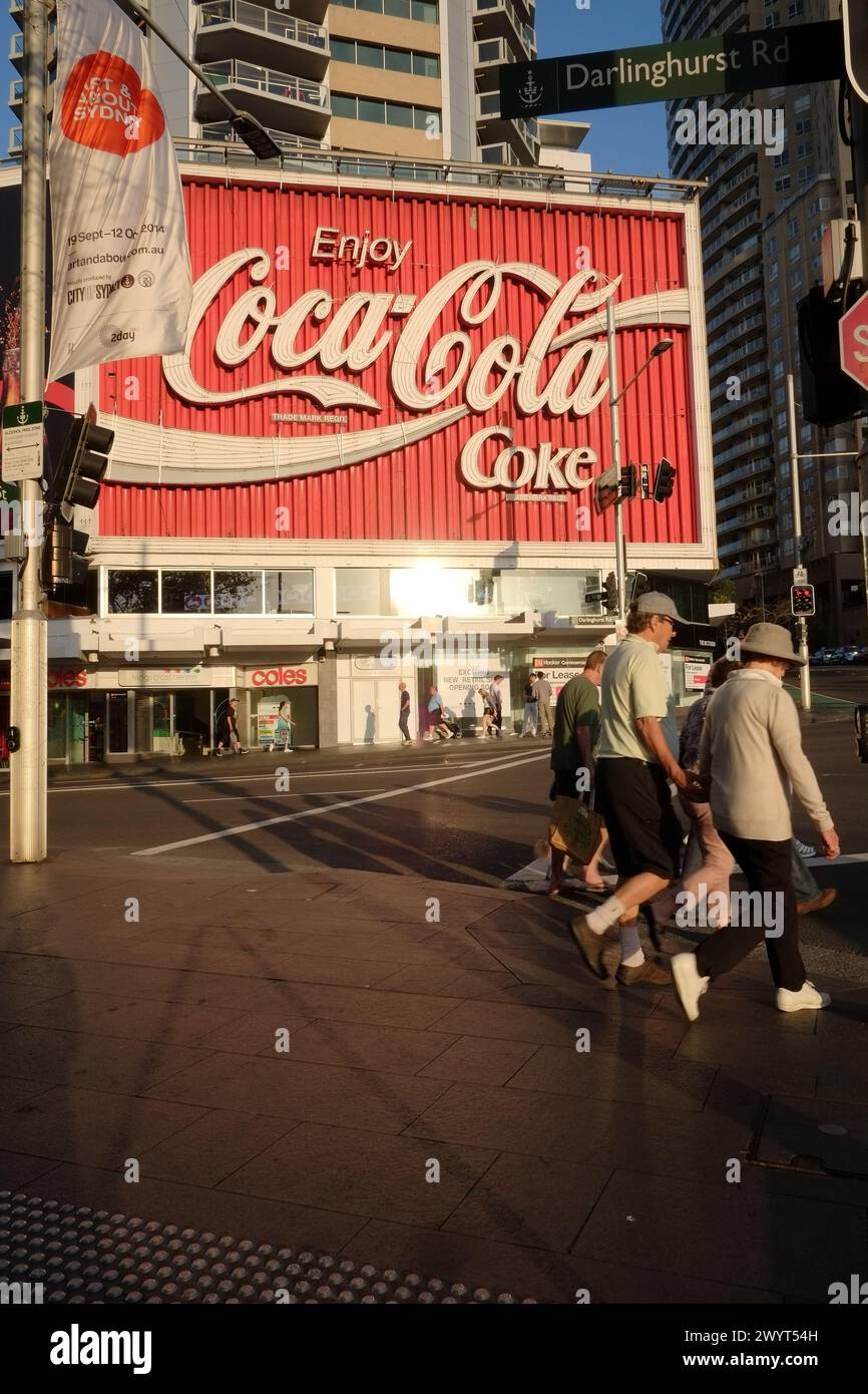 Ein berühmtes Wahrzeichen, das Original Coca-Cola Neon Schild (2014) auf der Spitze der William Street an einem sonnigen Tag in Kings Cross, Sydney, Australien Stockfoto