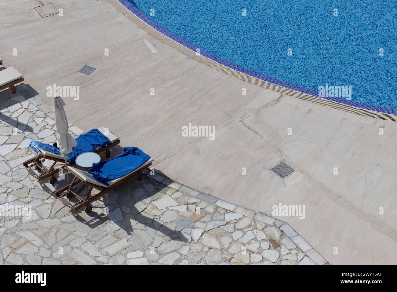 Liegebereich am Pool, Liegestühle und Swimmingpool. Stockfoto