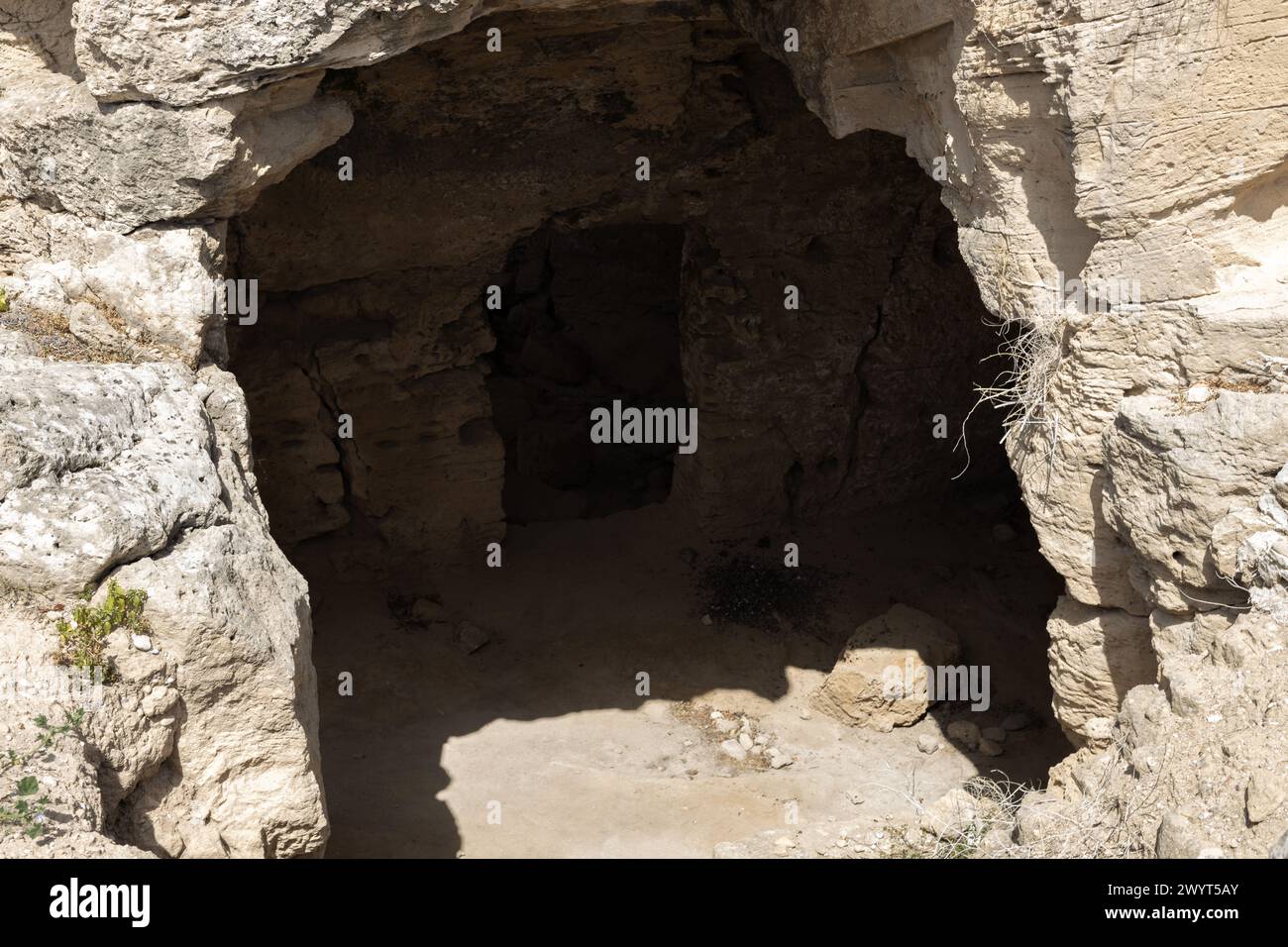 Eingang der schattigen Höhle im Paphos Archäologischen Park Stockfoto