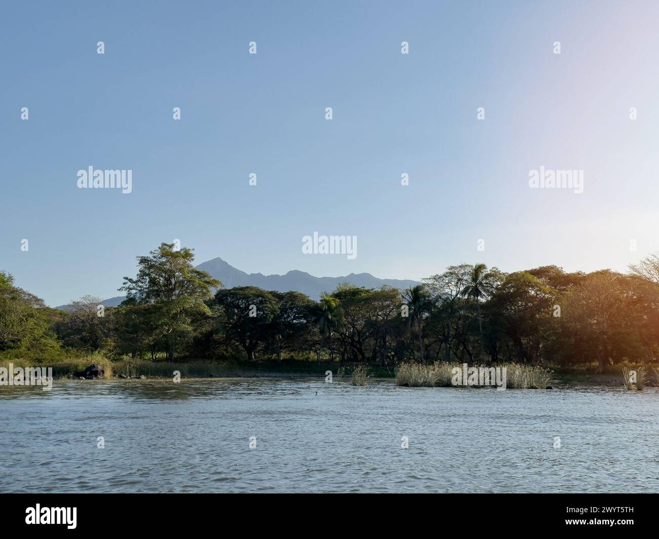 Mombacho Vulkan mit See Hintergrund bei Sonnenuntergang Stockfoto