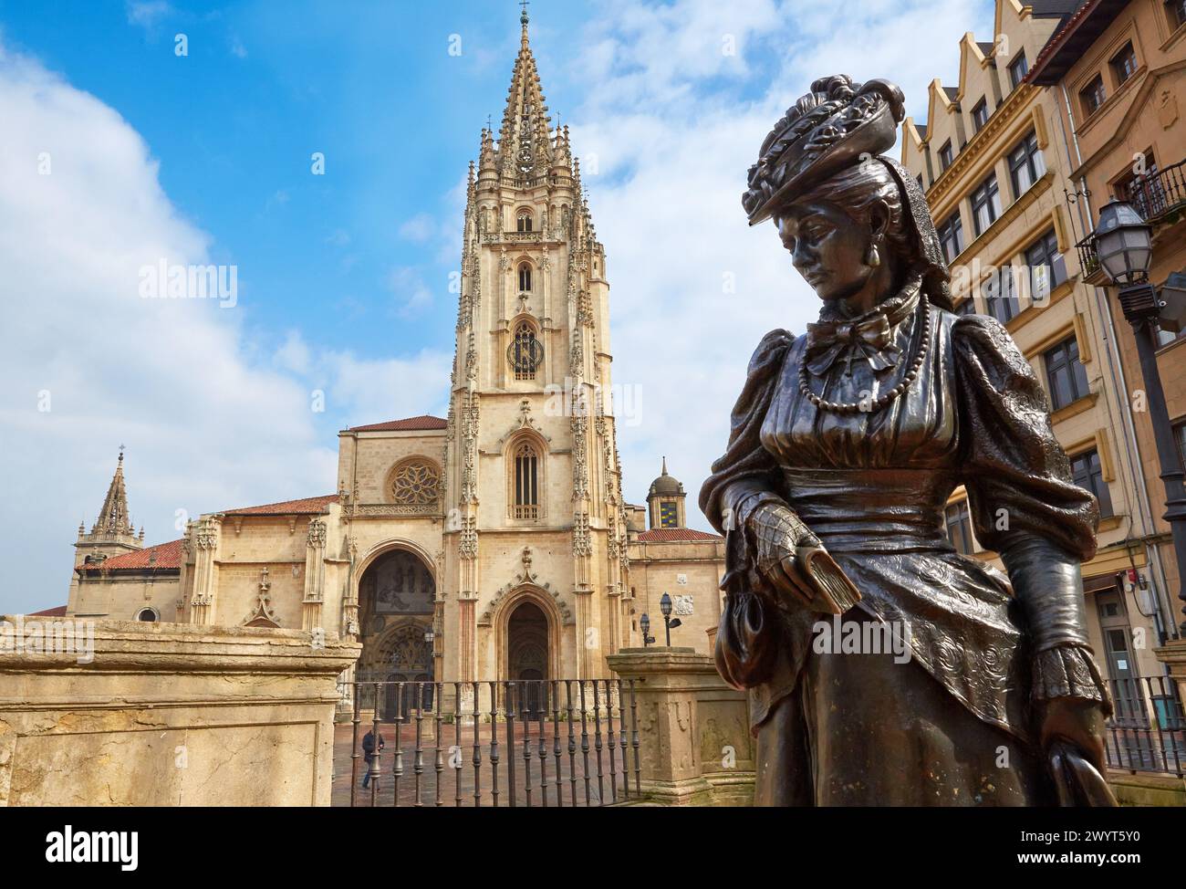 La Regenta Skulptur von Mauro Alvarez, Plaza Alfonso II El Casto, Kathedrale, Oviedo, Asturien, Spanien. Stockfoto