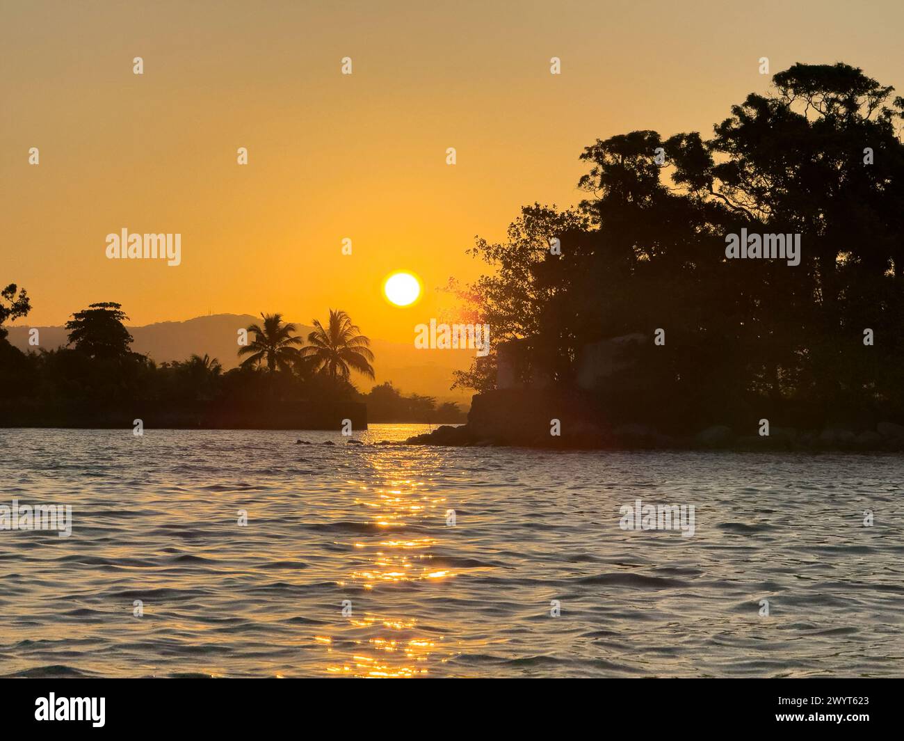 Silhouette tropischer Inseln in hellen Farben bei Sonnenuntergang Stockfoto
