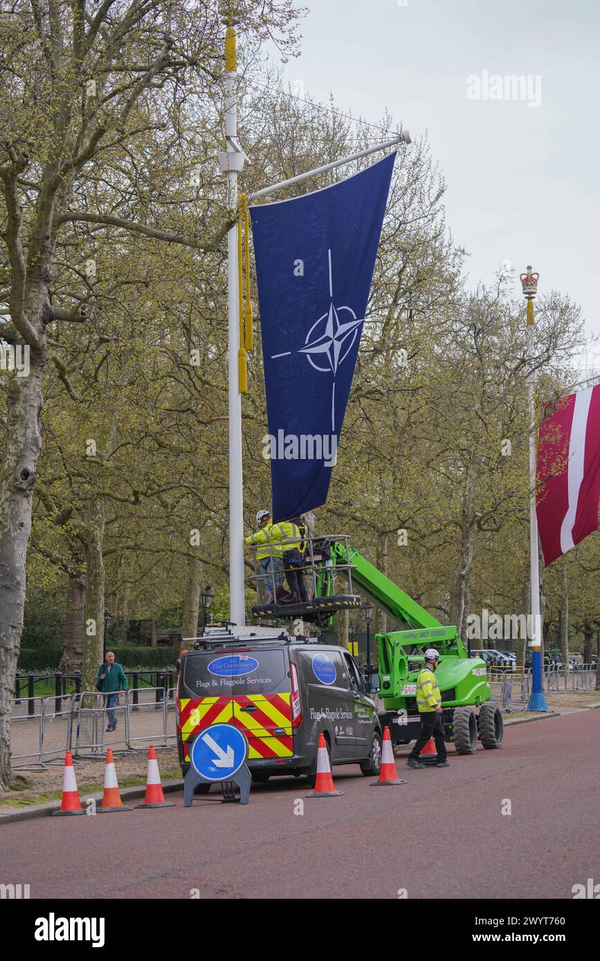 Die NATO-Flagge hängt in der Mall in London, um den 75. Jahrestag der Gründung der Nordatlantikvertrags-Organisation im Jahr 1949 zu feiern Stockfoto