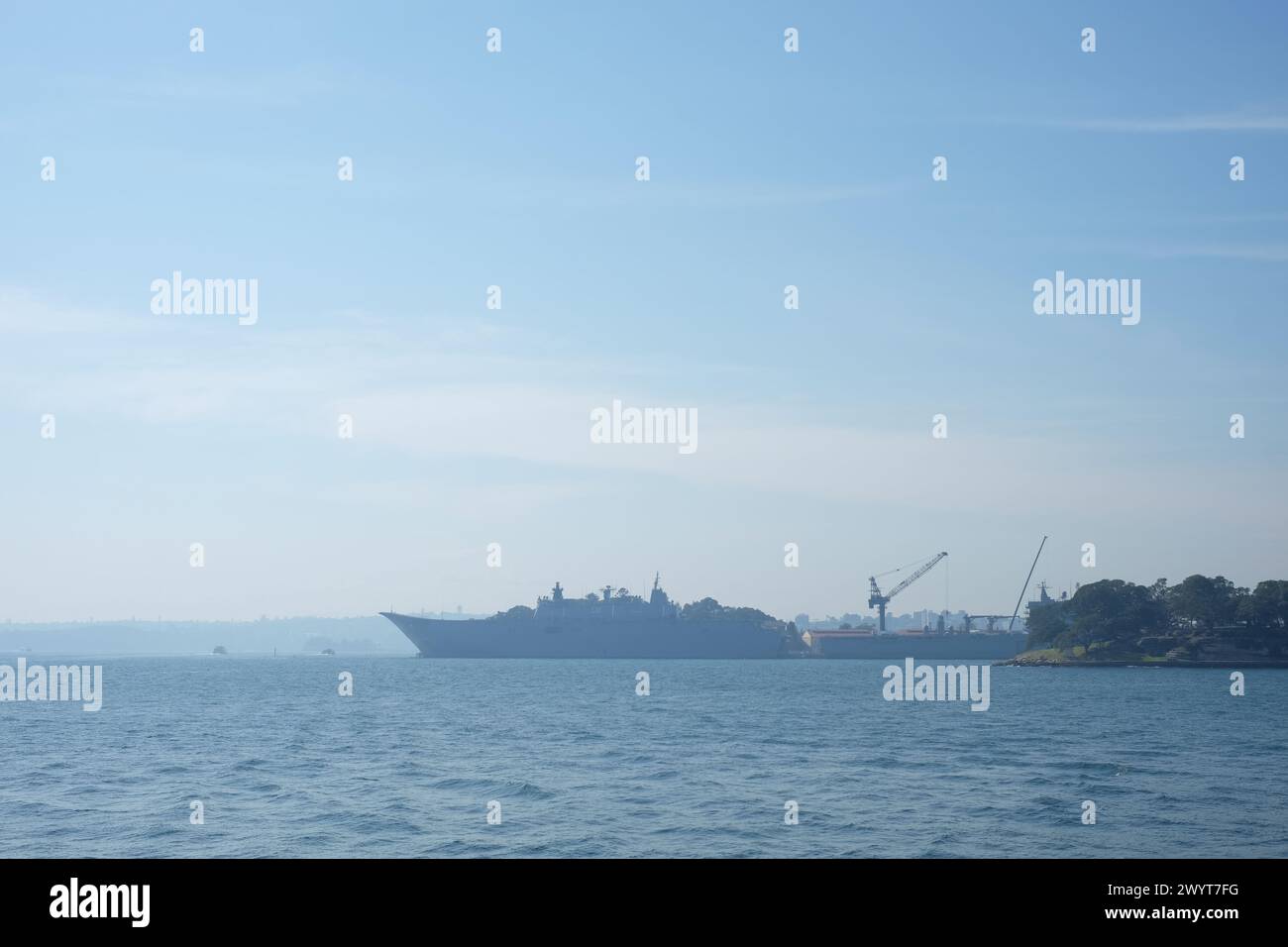 Marineschiff vor Anker im Hafen von Sydney bei Morgennebel auf Garden Island, Potts Point Sydney, mit Blick über das Wasser nach Vaucluse Stockfoto