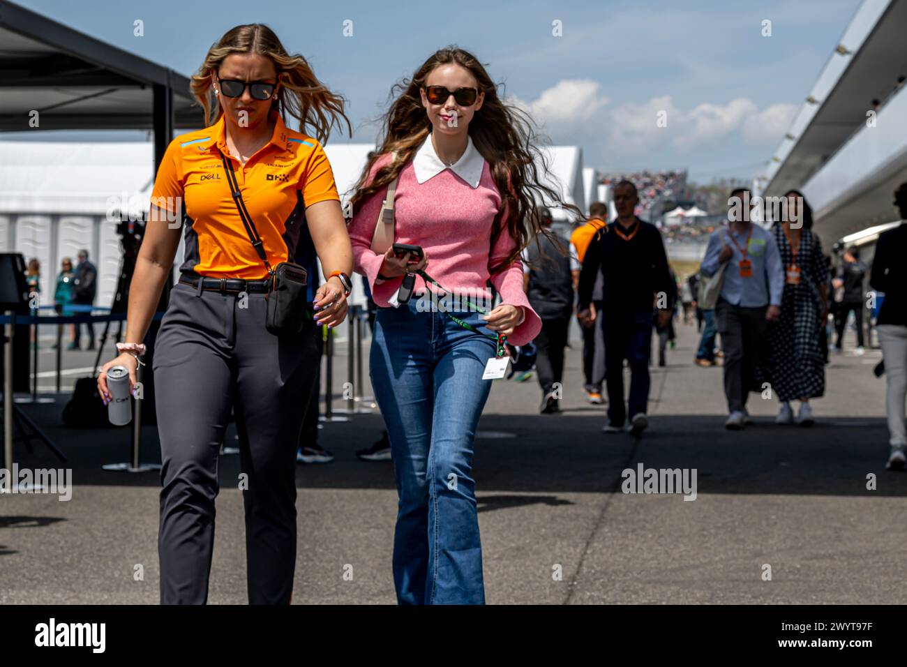 SUZUKA, JAPAN: Lily Zneimer, Freundin von Oscar Piastri, beim Großen Preis von Japan 2024 auf dem Suzuka International Racing Course in Suzuka, Japan. Stockfoto