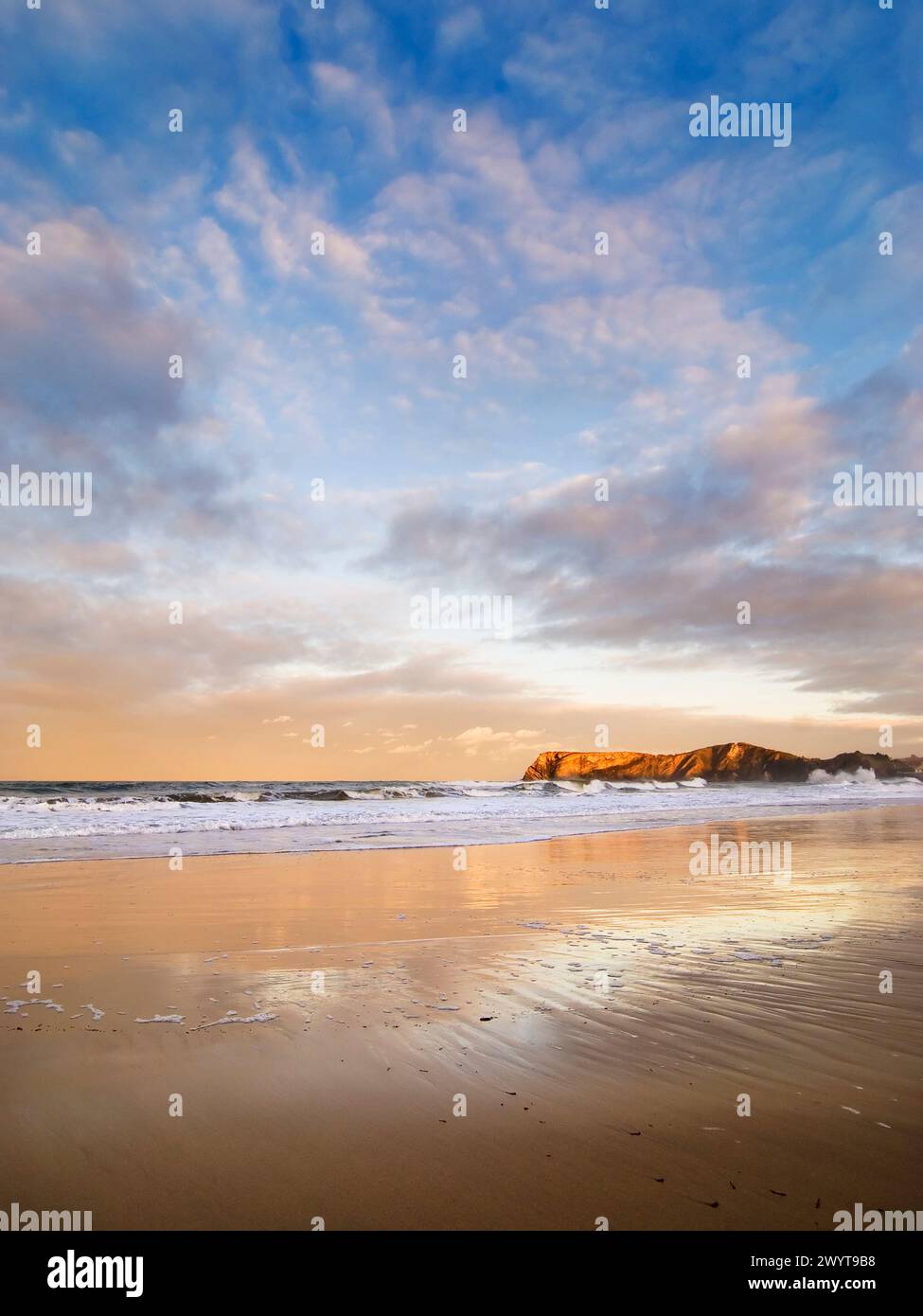 Spanischer Strand bei Sonnenuntergang Stockfoto