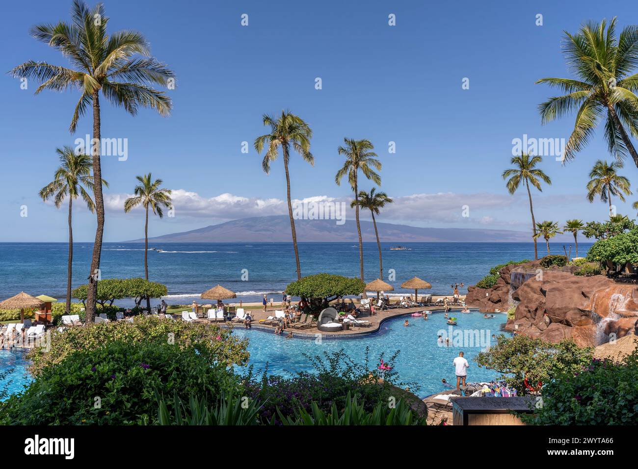 Blick auf den luxuriösen Entspannungspool und den Pazifischen Ozean im Hyatt Regency Maui Resort and Spa in Lahaina, Hawaii, USA. Stockfoto