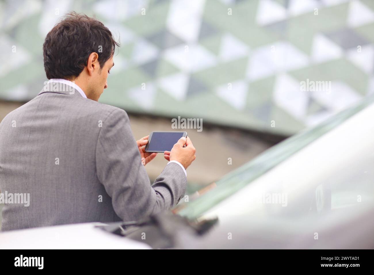 Business Mann mit Smartphone in Parken Business Center. San Sebastian Technology Park. Donostia. Gipuzkoa. Baskenland. Spanien. Stockfoto