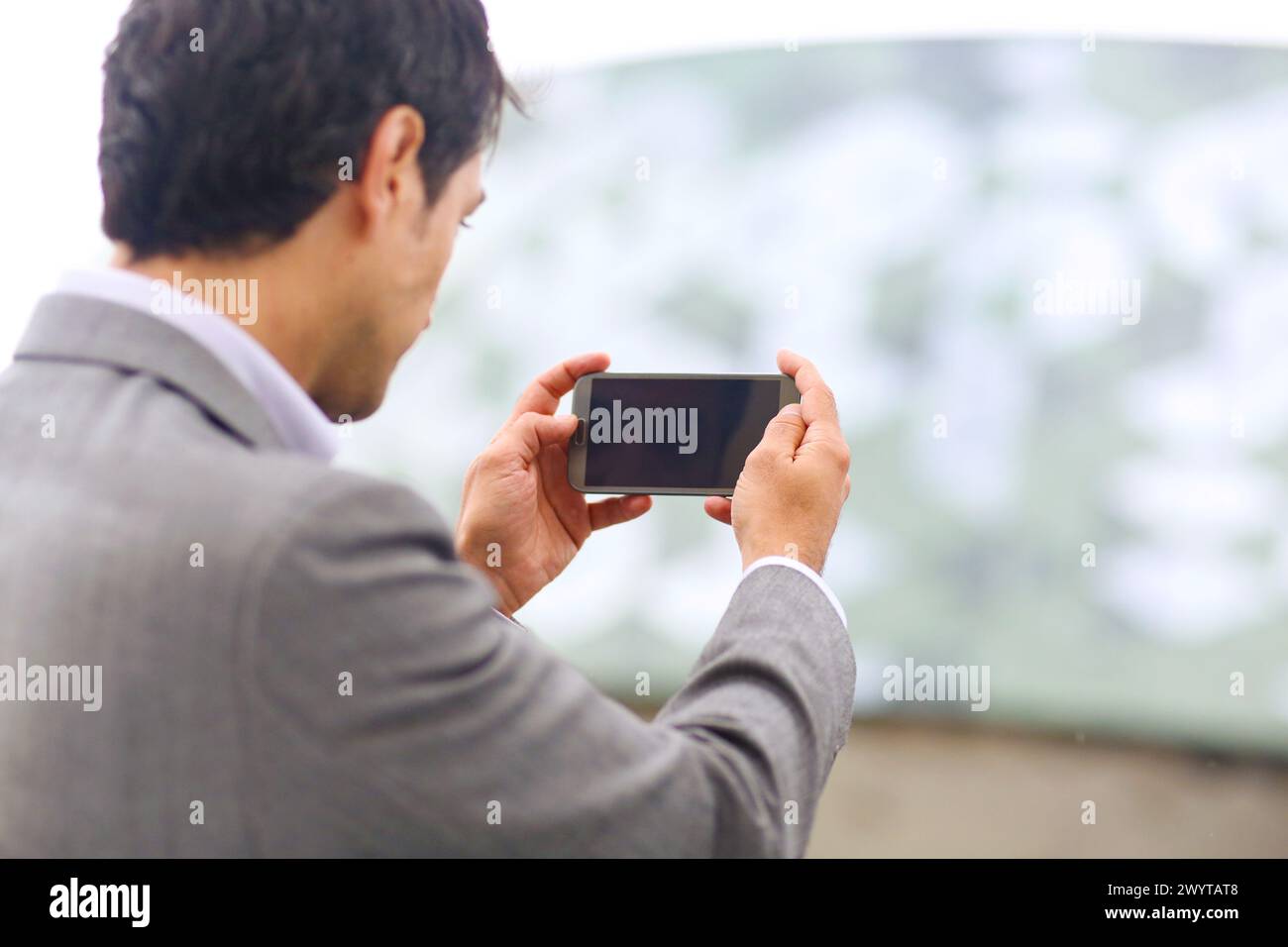 Business Mann mit Smartphone in Parken Business Center. San Sebastian Technology Park. Donostia. Gipuzkoa. Baskenland. Spanien. Stockfoto