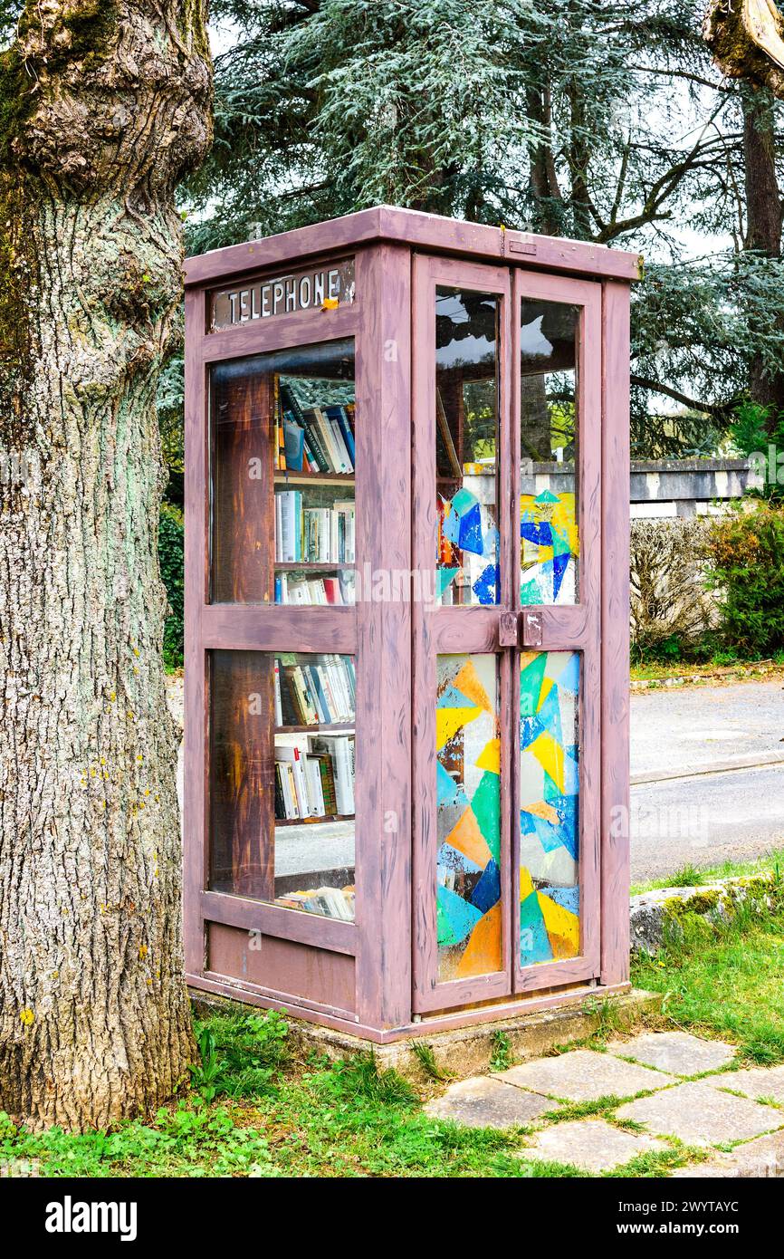 Alte Telefonkabine/Kabine, umgebaut in kostenlose Bibliothek im Dorf Naillers, Vienne (86), Frankreich. Stockfoto