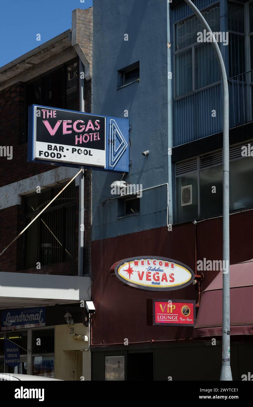 The VEGAS Hotel, Bar - Pool - Essen, Schilder bei Tag am Hintereingang des Hotels an einem sonnigen Tag in Kings Cross, Sydney Stockfoto