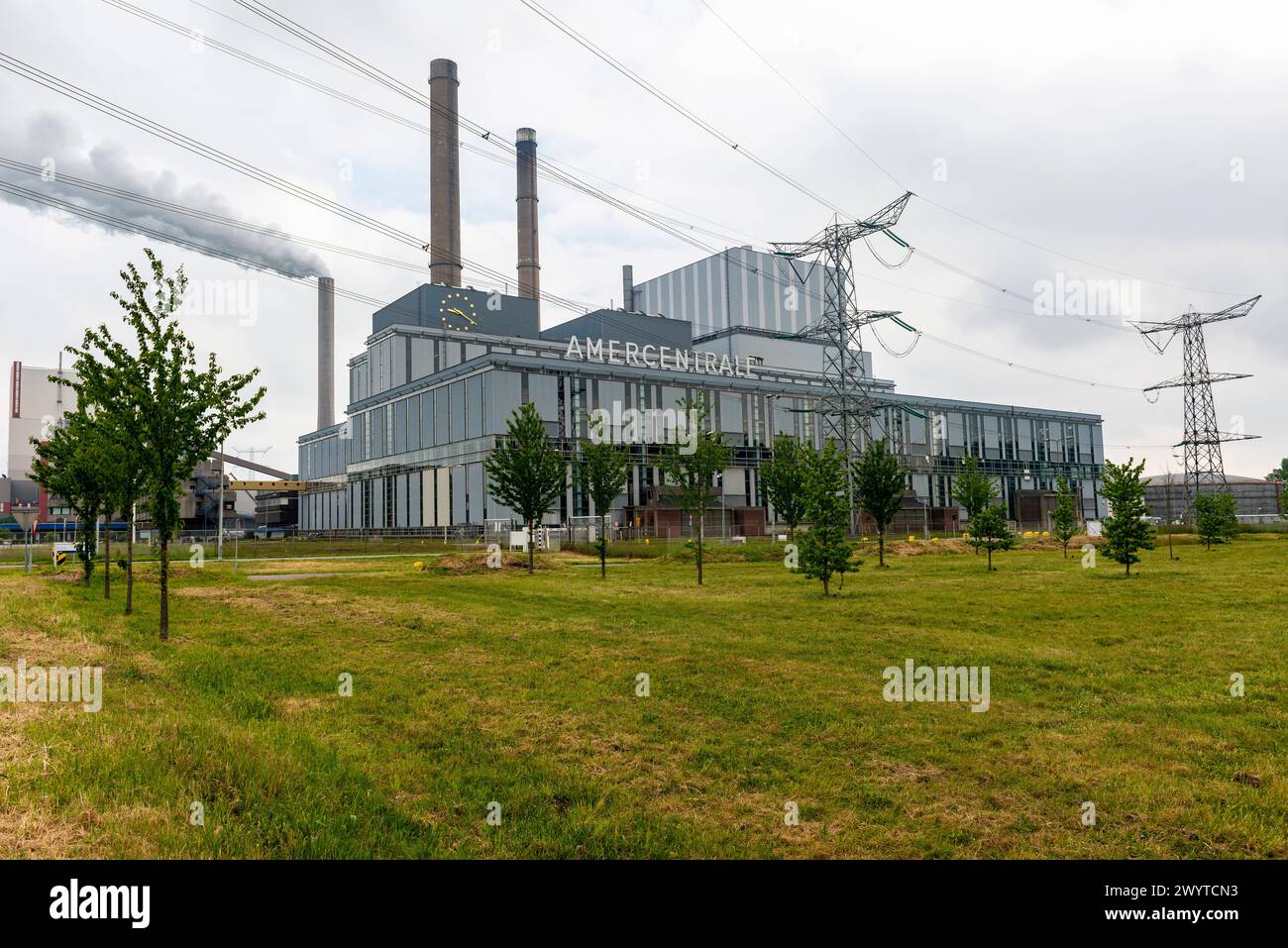 Das Kraftwerk Amer Centrale ist eines der fossilen Kraftwerke, die Strom erzeugen und Kohlenstoff und CO2 in die Atmosphäre abgeben. Angesichts des Umwelt- und Klimawandels ist die Verwendung von Schwarzkohle und die Emission von Treibhausgasen ein Problem, das die Lebensqualität beeinträchtigt. Geertruidenberg, Niederlande. Geertruidenberg Amer Centrale Noord-Brabant Nederland Copyright: XGuidoxKoppesx Stockfoto