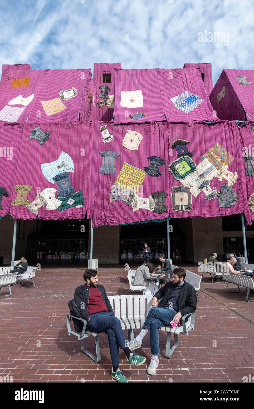 London, Großbritannien. 8. April 2024. „Purple Hibiscus“, 2023-24, des ghanaischen Künstlers Ibrahim Mahama, ist außen am Barbican angebracht. Die standortspezifische Installation wurde von Shanay Jhaveri, dem Leiter der Bildenden Künste des Barbican, in Auftrag gegeben und besteht aus 2000 m2 handgefertigtem rosa und lila gewebtem Tuch mit einem Gewicht von 20 Tonnen. Bei näherem Hinsehen werden 100 traditionelle Gewänder, Batakaris genannt, die von den ghanischen Königen getragen wurden. Das Kunstwerk fällt mit der laufenden Ausstellung des Barbican „Unravel: The Power and Politics of Textiles in Art“ zusammen. Quelle: Stephen Chung / Alamy Live News Stockfoto