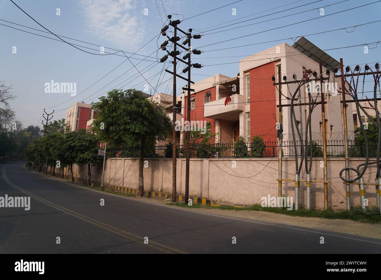 Reservierungen Für Bankbeamte. 16/82 Zivile Linien. Blick auf die Salman Farisi Avenue (VIP Road). Kanpur City. Uttar Pradesh. Indien. Stockfoto