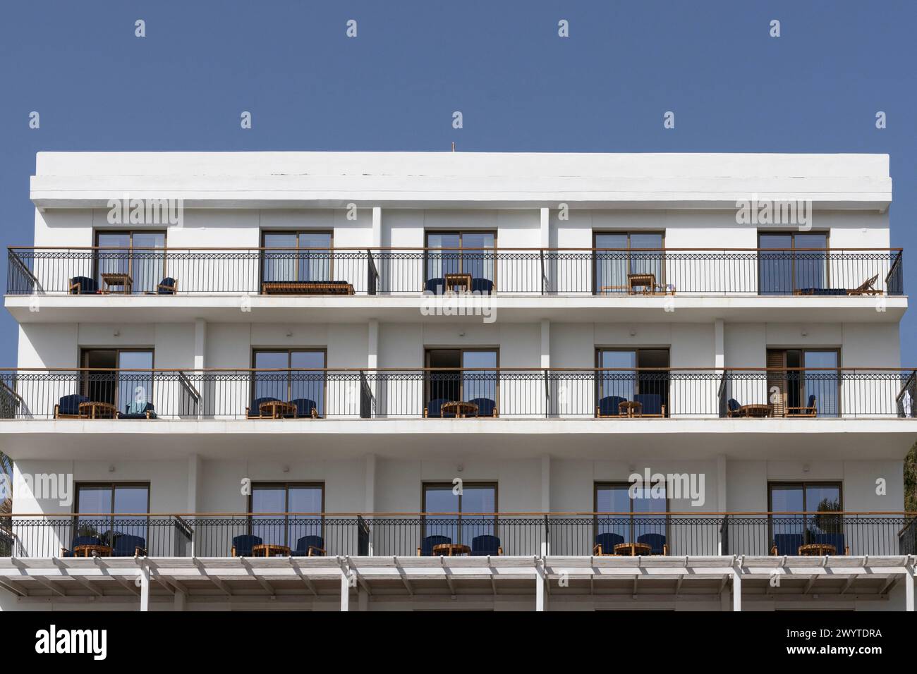 Paphos, Zypern. 31. März 2024: Die Fassade eines der Resorts und Hotels in Paphos Stockfoto