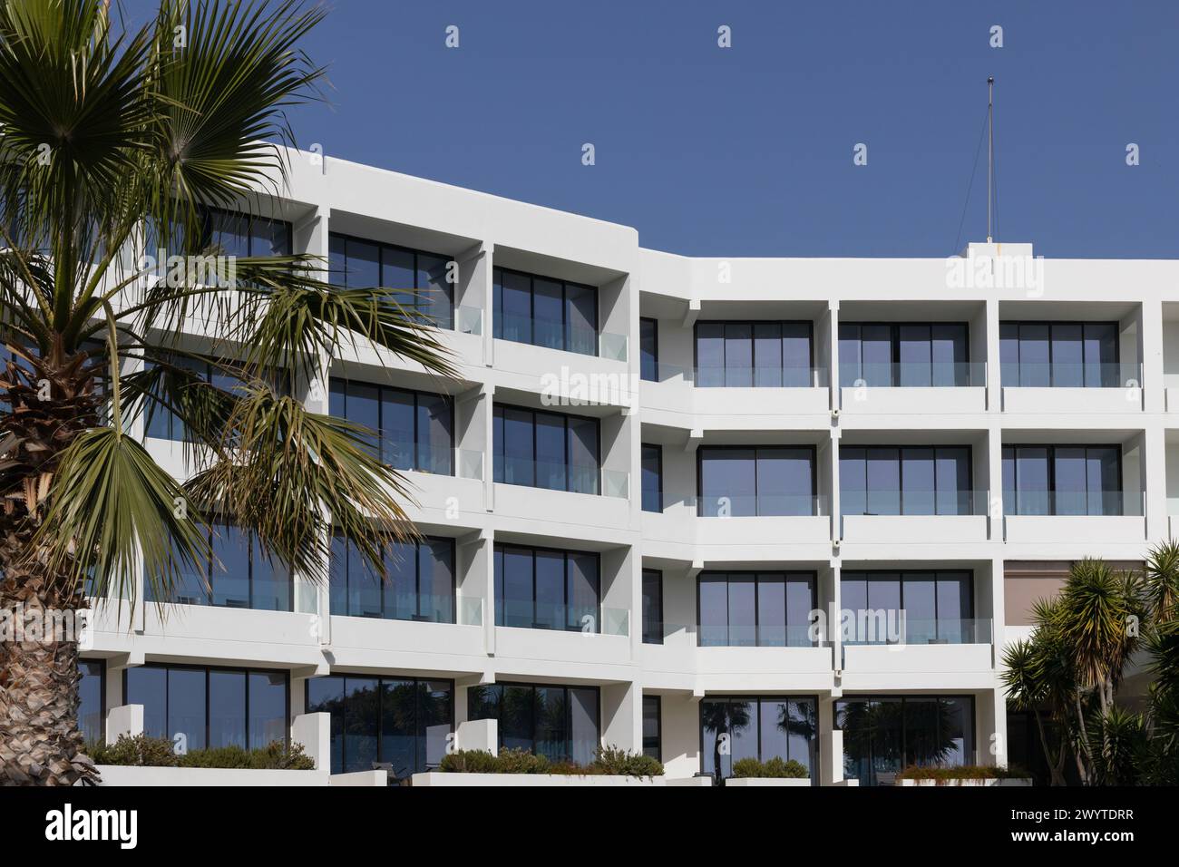 Paphos, Zypern. 31. März 2024: Die Fassade eines der Resorts und Hotels in Paphos Stockfoto