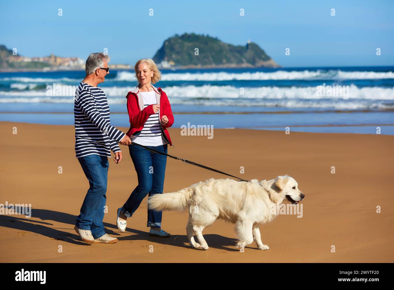 Seniorenpaar, 60-70, Spaziergang mit Hund am Strand, Hintergrund Getaria, Zarautz, Gipuzkoa, Baskenland, Spanien, Europa. Stockfoto