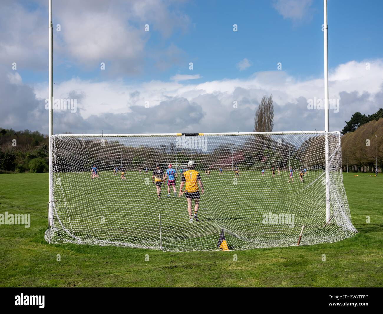 Ein GAA-Hurling-Spiel in Dublin, Irland. Stockfoto