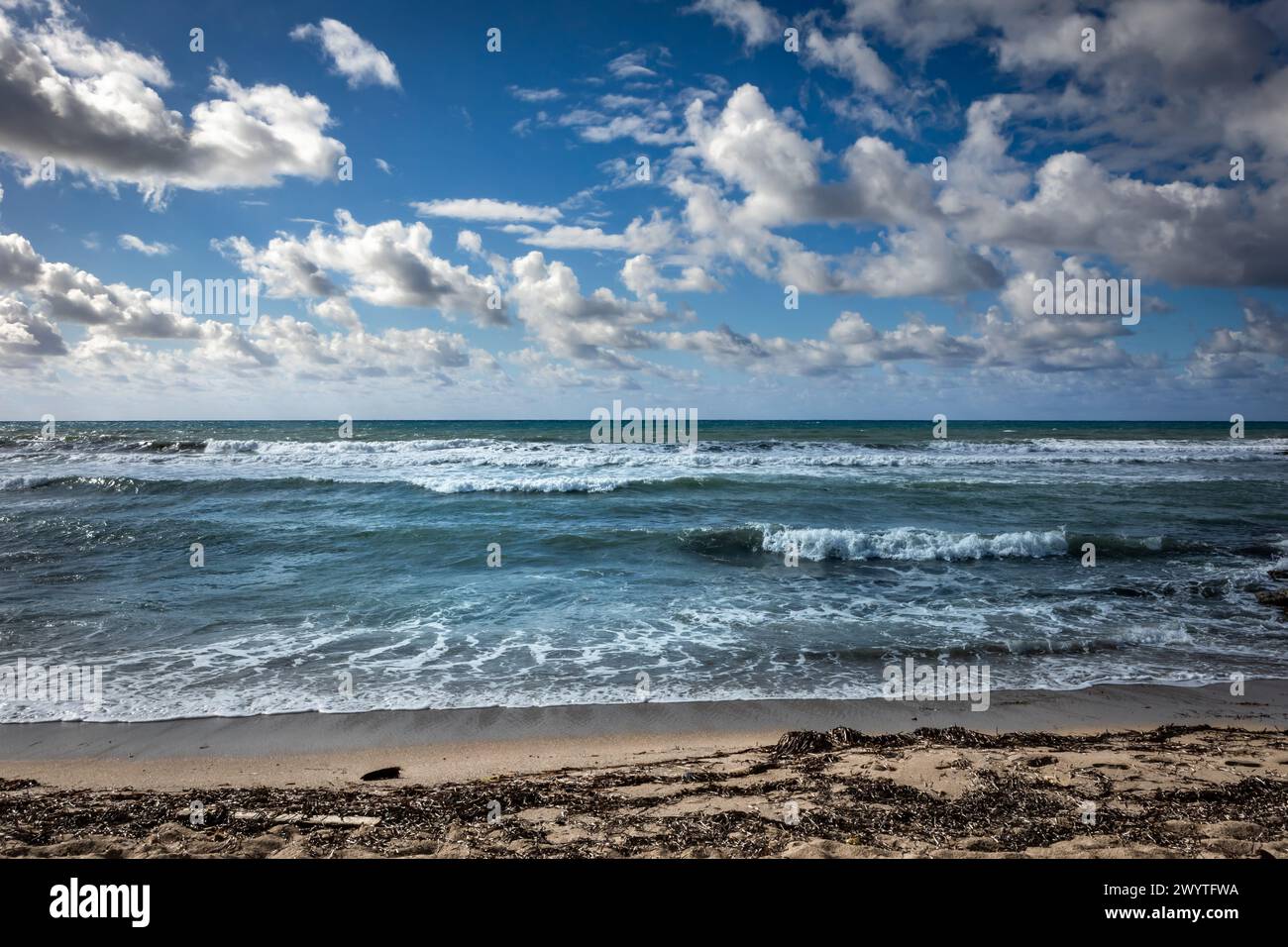 Stürmisches Mittelmeer in Paphos, Zypern. Sandstrand, Winter, Sturmwolken am Himmel. Stockfoto