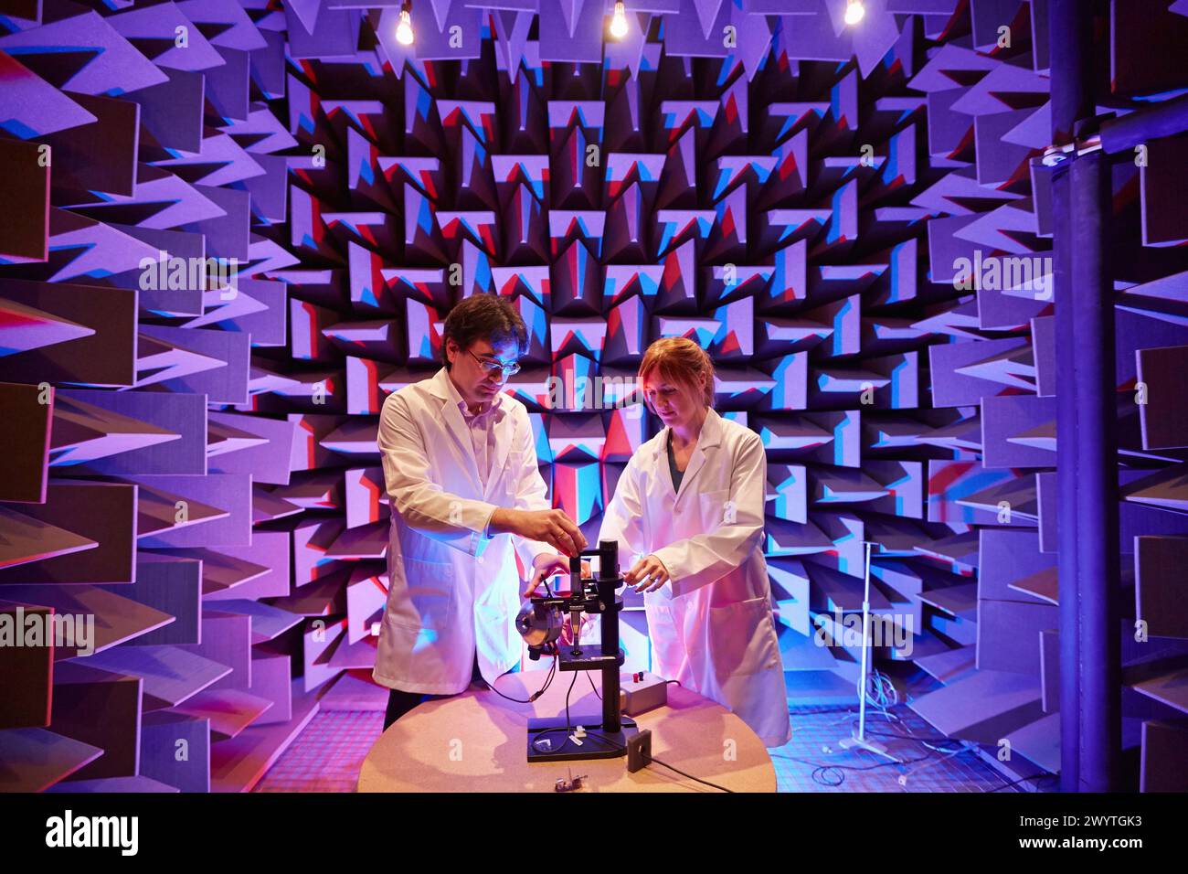 Akustikkammer. EMV- und Telekommunikationslabor. Zertifizierung von elektrischen und elektronischen Niederspannungsprodukten. Technologische Dienstleistungen für die Industrie. TECNALIA Research & Innovation, Bizkaia, Baskenland, Spanien. Stockfoto