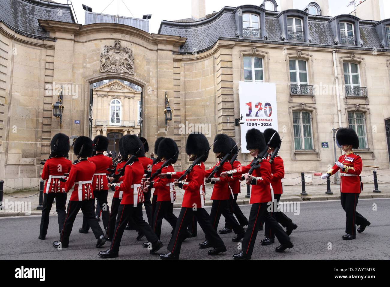 © PHOTOPQR/LE PARISIEN/Delphine Goldsztejn ; Paris ; 08/04/2024 ; La France et le Royaume-Uni ont organisée ce lundi 8 avril dans la matinée une relève de la Garde croisée pour célébrer les 120 ans de la Signature de l'Entente cordiale, accords diplomatiques franco-britanniques. Après 120 d'Entente cordiale, une relève de la Garde inédite entre l'Elysée et Buckingham Signé en 1904, l'accord de l'Entente cordiale a permis d'améliorer les Relations entre la France et le Royaume Uni après les guerres napoléoniennes. IL EST à ce jour considéré comme le fondement de l'alliance entre les deux membre Stockfoto