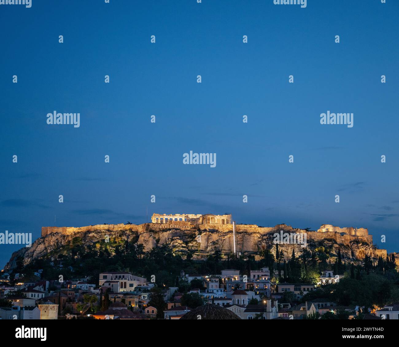 Blick auf die Akropolis vom Monastiraki-Platz, Athen, Attika, Griechenland Stockfoto