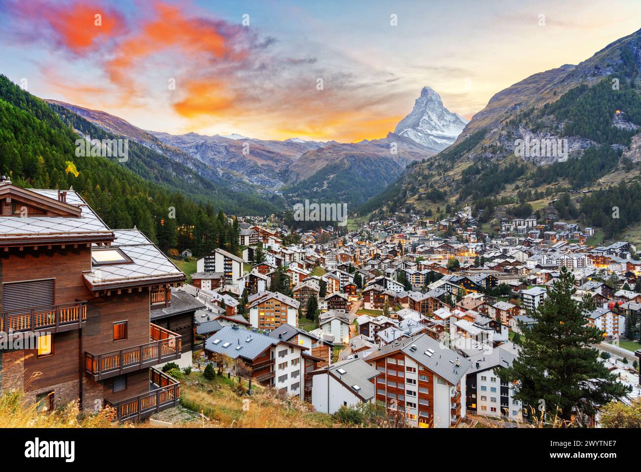 Zermatt, Schweiz Alpendorf mit dem Matterhorn in der Abenddämmerung. Stockfoto