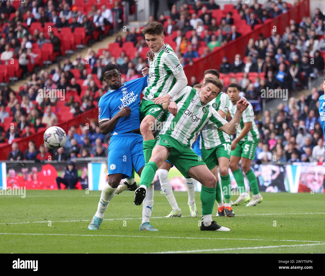 London, Großbritannien. April 2024. Kwame Poku (PU) Freddie Potts (WW) David Wheeler (WW) beim Bristol Street Motors EFL Trophy Final, Peterborough United gegen Wycombe Wanderers Match im Wembley Stadium, London, UK am 7. April 2024 Credit: Paul Marriott/Alamy Live News Stockfoto