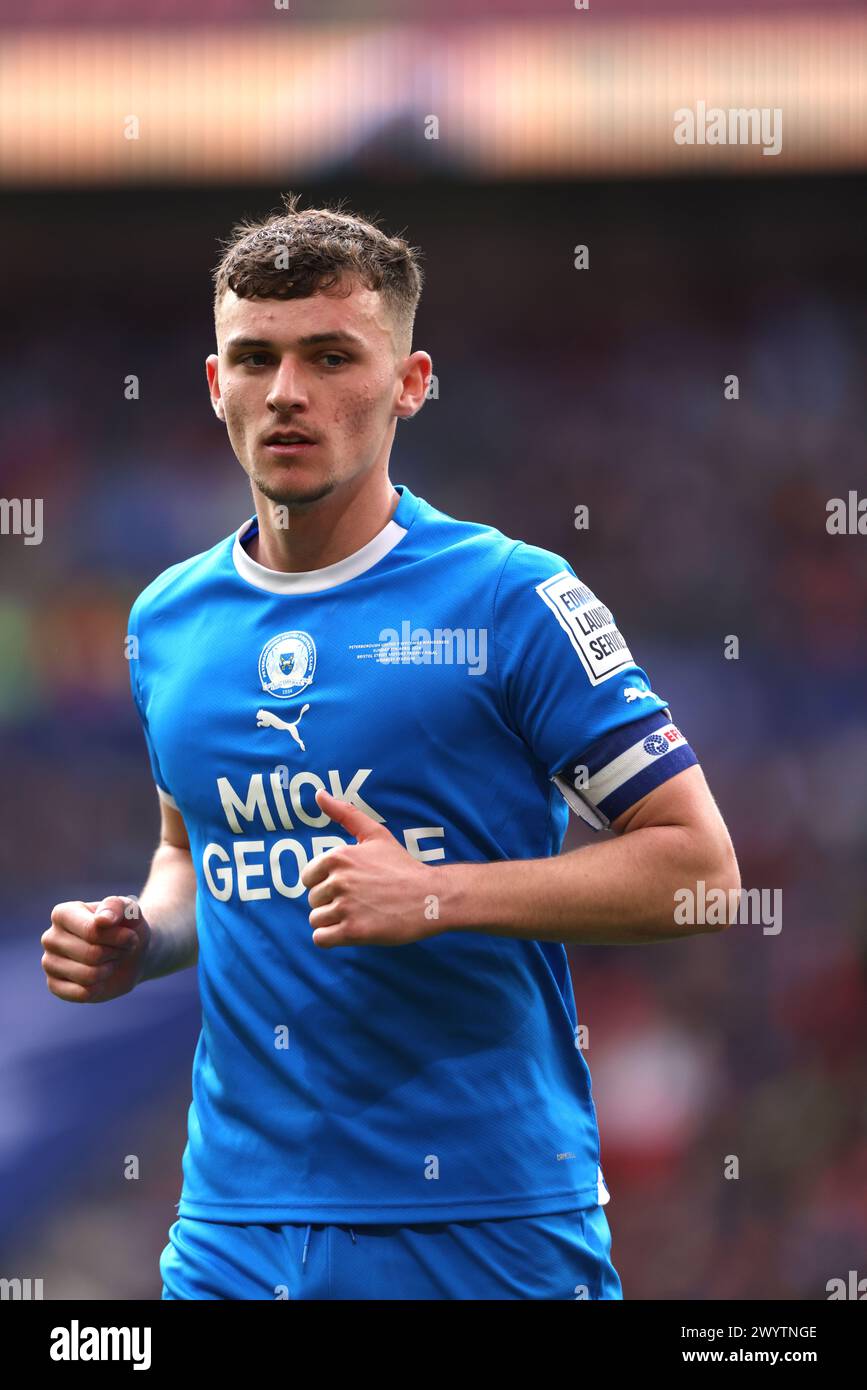 London, Großbritannien. April 2024. Harrison Burrows (PU) beim Bristol Street Motors EFL Trophy Final, Peterborough United gegen Wycombe Wanderers Match im Wembley Stadium, London, Großbritannien am 7. April 2024 Credit: Paul Marriott/Alamy Live News Stockfoto