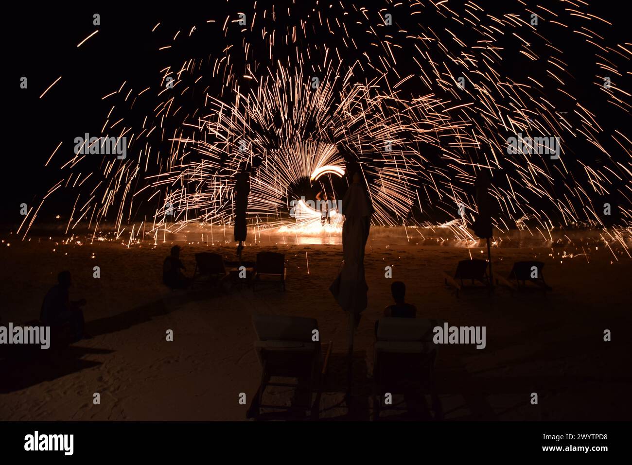 Feuershow am Strand Stockfoto