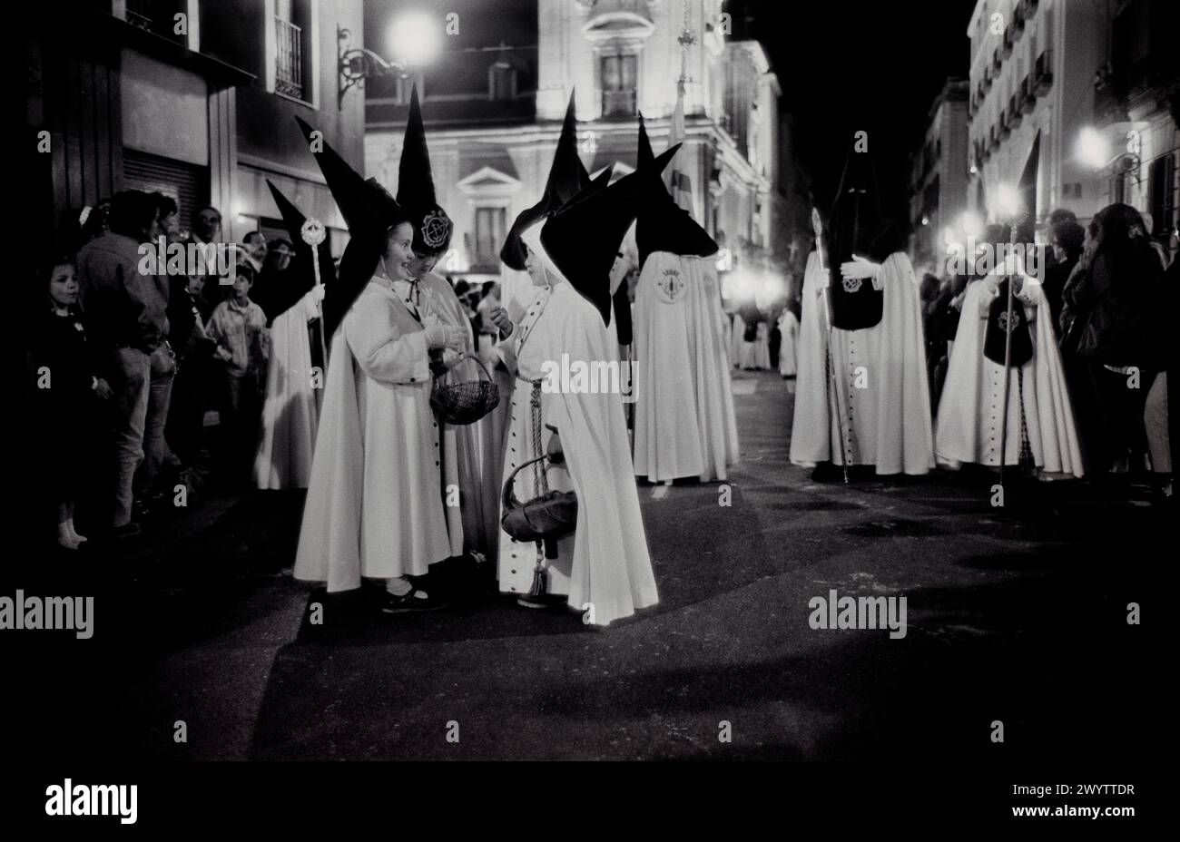 Segovia Spain Osterwoche 1991 gescannt im Jahr 2024 Karwoche in Spanien ist die jährliche Hommage an die Passion Jesu Christi, die von katholischen religiösen Bruderschaften gefeiert wird (Spanisch: hermandad) und Bruderschaften, die während der Karwoche – der letzten Fastenwoche unmittelbar vor Ostern – Bußprozessionen auf den Straßen fast jeder spanischen Stadt und Stadt durchführen Stockfoto