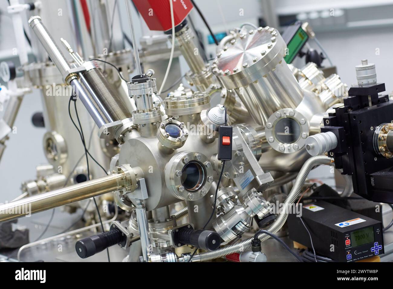 Forschung zur Erforschung der Gesetze von Magnetismus, Optik und Elektronik auf der Skala von Atomen und Molekülen. Tieftemperatur-Scanning-Probe-Mikroskopie zur Untersuchung der grundlegenden Quantenphänomene hinter dem makroskopischen Verhalten der Materie und zur Manipulation ihrer grundlegenden atomaren Komponenten. Rastertunnelmikroskop zur Messung der elektronischen, mechanischen und optischen Eigenschaften auf atomarer Skala. Nanotechnologie. Labor. CIC nanoGUNE Nano Science kooperatives Forschungszentrum. Donostia. San Sebastian. Gipuzkoa. Baskenland. Spanien. Stockfoto