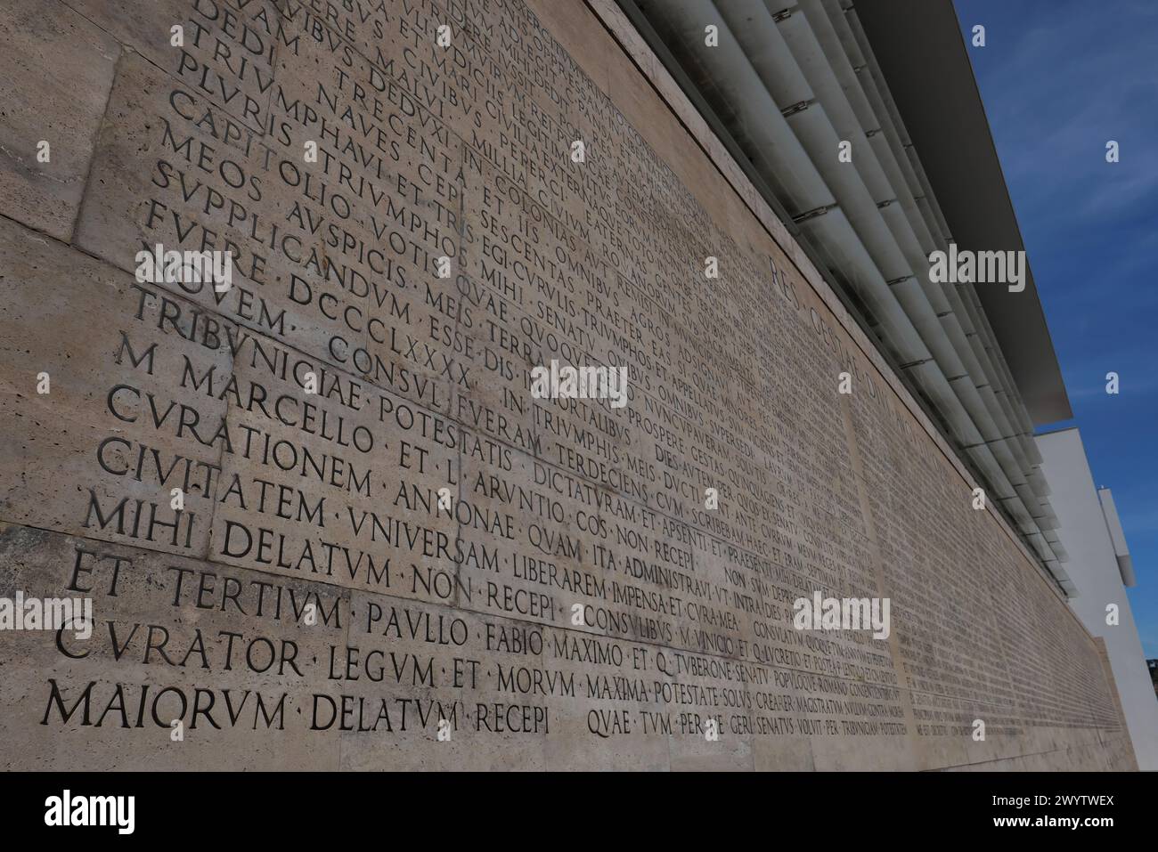 LATEINISCHE INSCHRIFTEN AN DER AUSSENWAND DER ARA PACIS MIT RES GESTAE DES KAISERS AUGUSTS Stockfoto