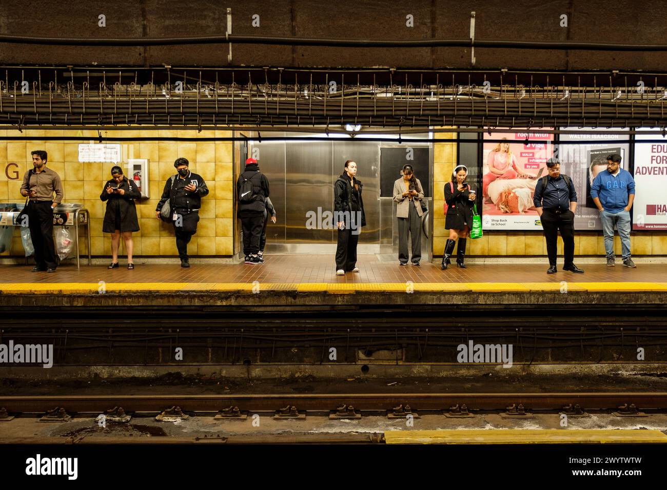 Leute in der King U-Bahn Station in Toronto warten auf einen Zug. Der öffentliche Nahverkehr ist ein wichtiger Faktor für Großstädte. Stockfoto