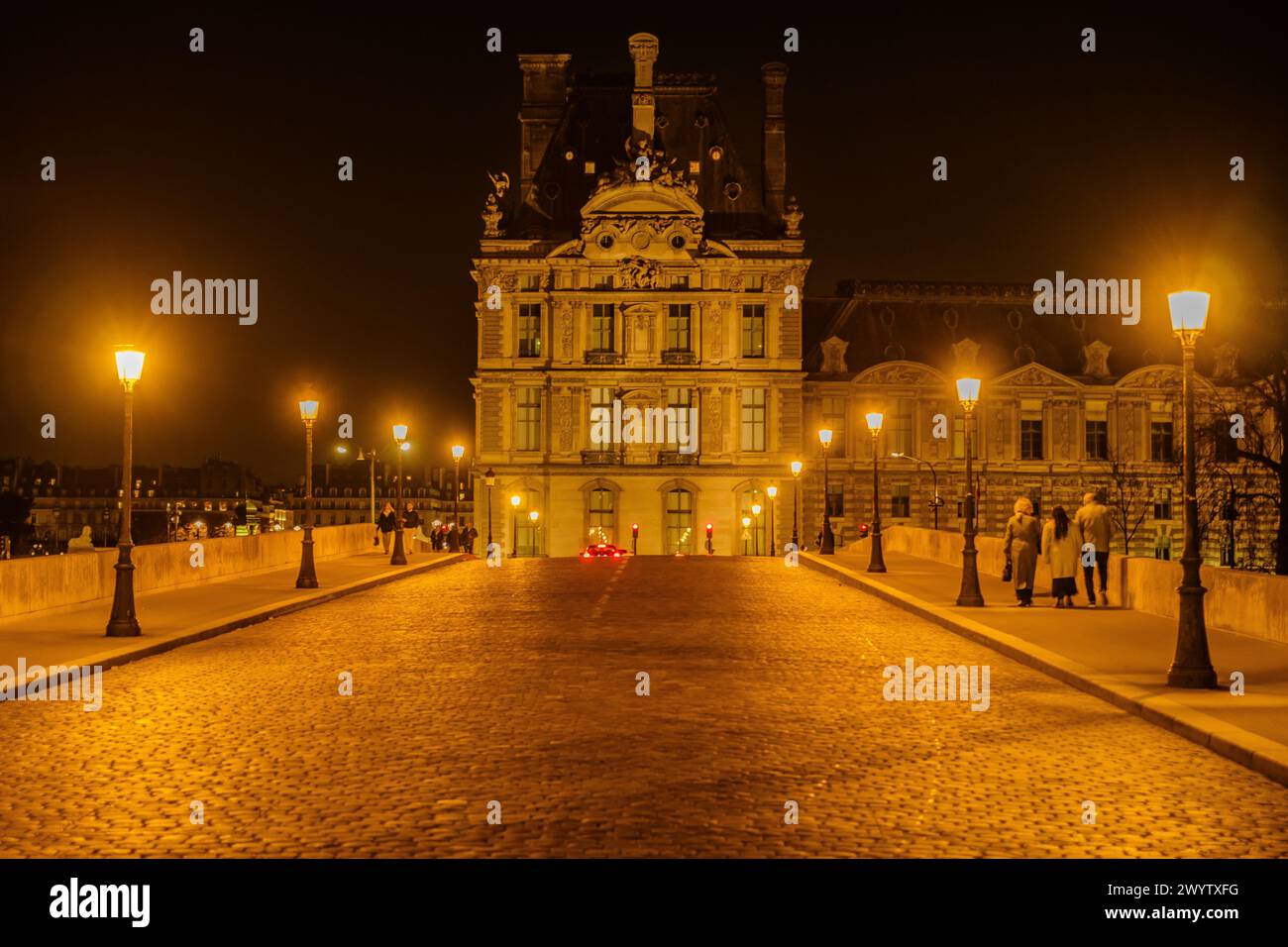 Paris, Frankreich - 17. Februar 2024 : Blick auf die beleuchtete Pont Royal mit wunderschönen Straßenlaternen und Teil des Louvre-Museums in Paris Frankreich Stockfoto