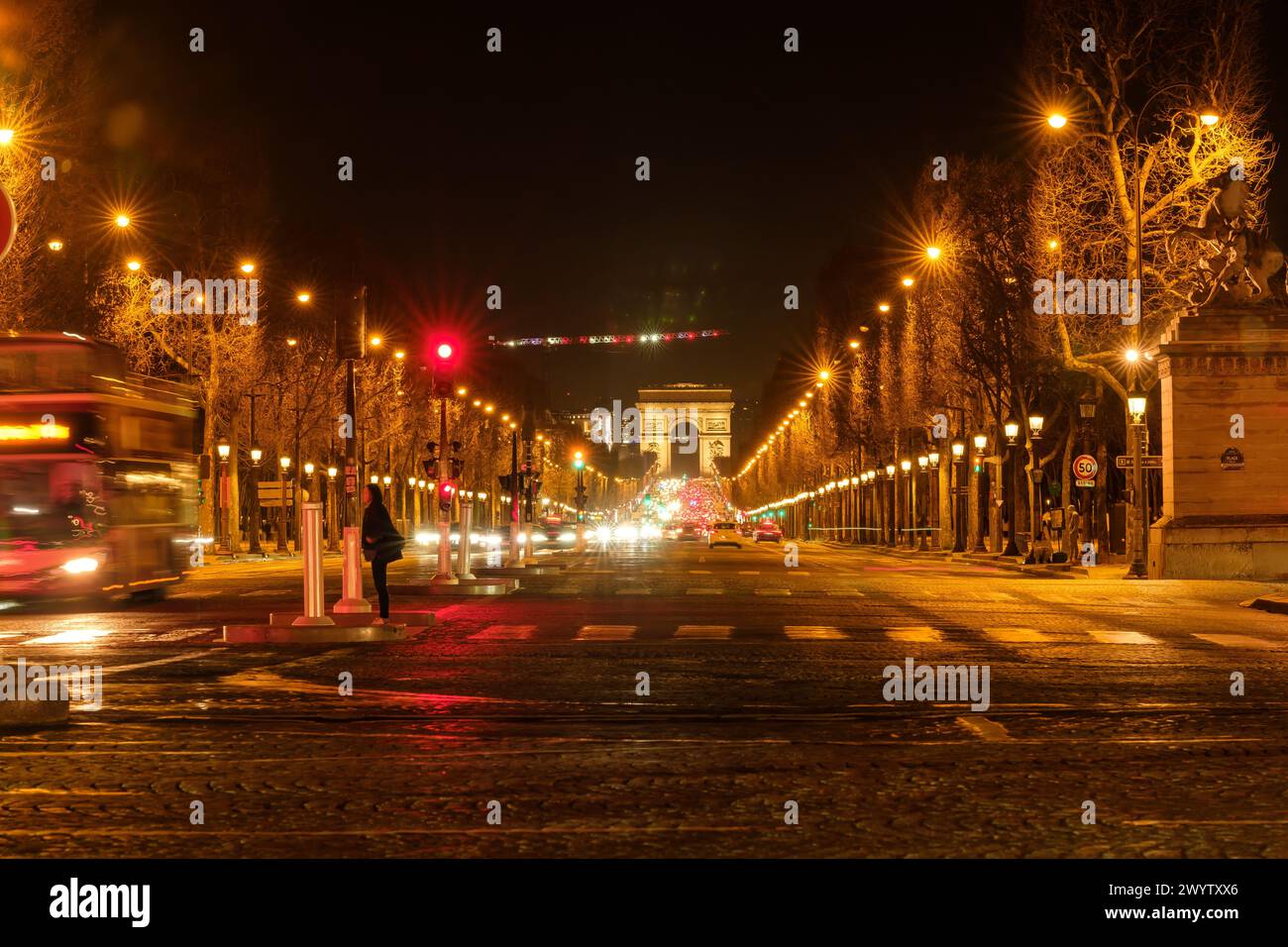 Paris, Frankreich - 17. Februar 2024 : Panoramablick auf die belebte Avenue Champs Elysée und den Triumphbogen Stockfoto
