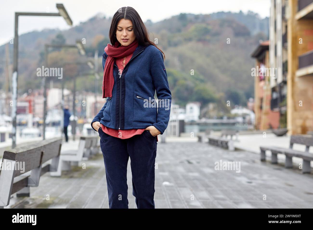 Junge Frau, Marina, Pasai Donibane, Pasaia Port, Gipuzkoa, Baskenland, Spanien, Europa. Stockfoto