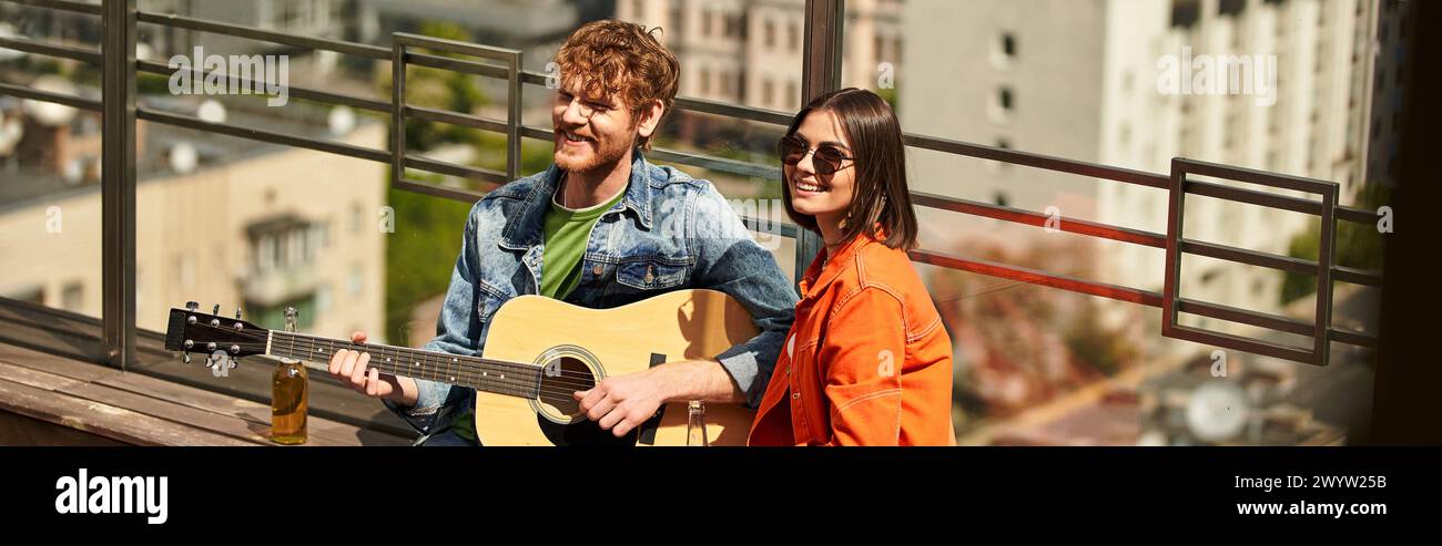 Ein Mann und eine Frau stehen zusammen, halten eine Gitarre, ihre Finger zart zupfen die Saiten und kreieren wunderschöne Musik Stockfoto