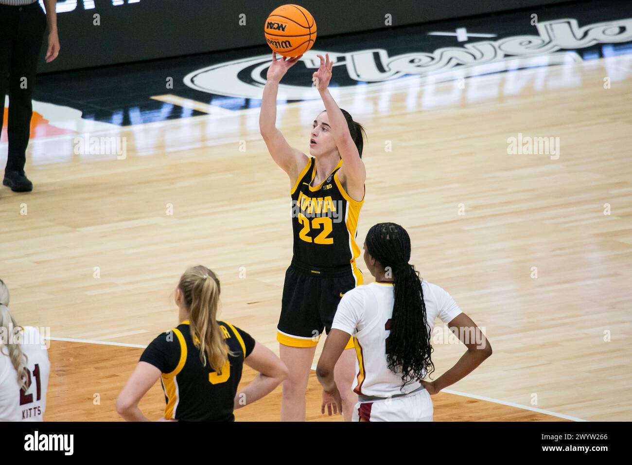 Cleveland, Ohio, USA. April 2024. Iowa Hawkeyes-Garant Caitlin Clark #22 schießt im letzten Spiel des NCAA Women’s Final Four Turniers im Rocket Mortgage Fieldhouse in Cleveland, Ohio, einen Freiwurf. (Kindell Buchanan/Alamy Live News) Stockfoto