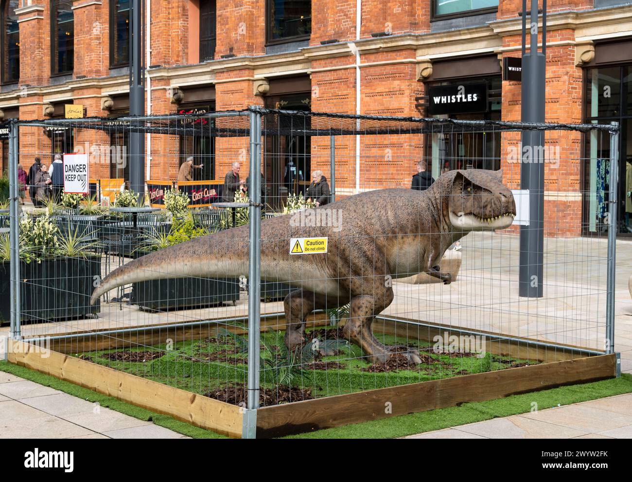 Käfigmodell von Tyrannosaurus rex, Cornhill, Lincoln City, Lincolnshire, England, UK Stockfoto